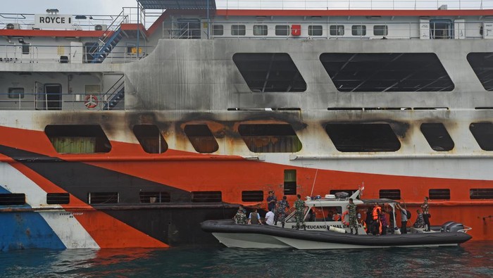 Penyelidikan kebakaran kapal ferry di Merak Kapal patroli TNI AL yang mengangkut tim gabungan merapat ke kapal ferry KMP Royce 1 yang terbakar di lepas pantai Pelabuhan Merak untuk menyelidiki dan memastikan penyebab kebakaran, di Merak, Banten, Minggu (7/5/2023). KMP Royce 1 terbakar saat baru bertolak dari Pelabuhan Merak menuju Sumatera pukul 14.45 WIB pada Sabtu (6/5) dengan mengangkut 456 penumpang dan 97 kendaraan serta tidak ada korban jiwa tapi 13 kendaraan roda empat turut terbakar. ANTARA FOTO/Asep Fathulrahman/aww.