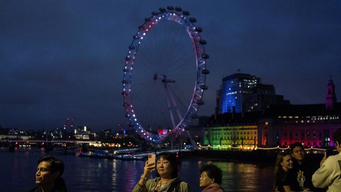 Pesta Cahaya Warnai Penobatan Raja Charles III People look on while the Elizabeth Tower which houses Big Ben is seen in the background following Britain's King Charles and Queen Camilla's coronation ceremony, in London, Britain May 6, 2023. REUTERS/Marko Djurica