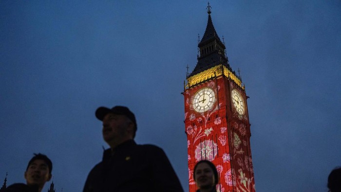 People look on while the Elizabeth Tower which houses Big Ben is seen in the background following Britain's King Charles and Queen Camilla's coronation ceremony,   in London, Britain May 6, 2023. REUTERS/Marko Djurica