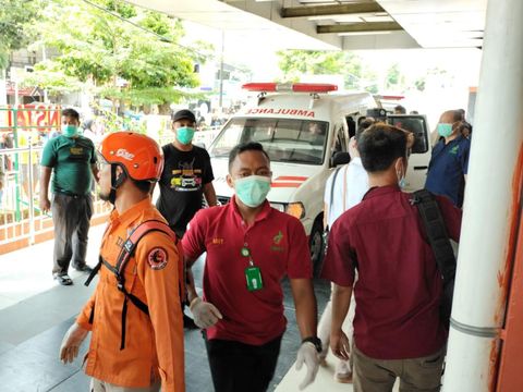 Petugas mengevakuasi korban kecelakaan bus masuk jurang di Guci, Tegal, Minggu (7/5/2023).