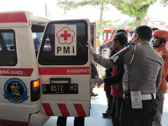 Petugas mengevakuasi korban kecelakaan bus masuk jurang di Guci, Tegal, Minggu (7/5/2023).