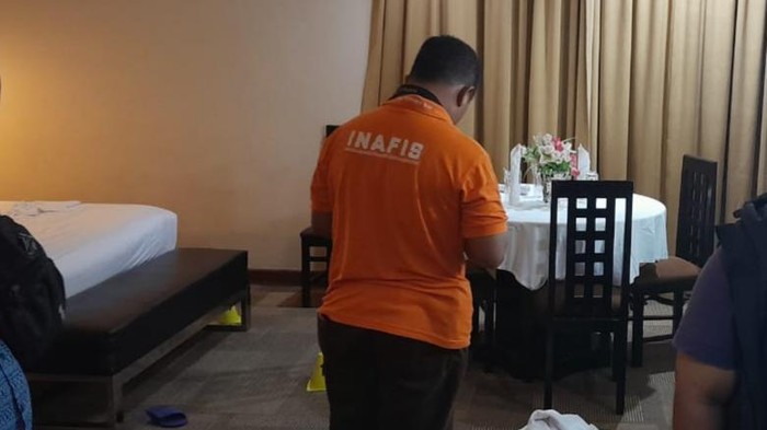 Polisi saat melakukan olah TKP di kamar hotel