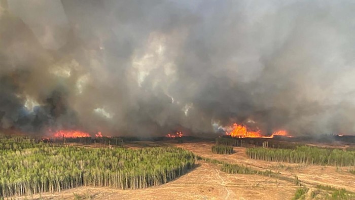 A smoke column rises from wildfire WCU001 near Wildwood, Alberta, Canada May 5, 2023. Alberta Wildfire/Handout via REUTERS   THIS IMAGE HAS BEEN SUPPLIED BY A THIRD PARTY.