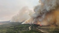 Di antara wilayah yang dievakuasi adalah Distrik Brazeau, termasuk 7.000 orang yang tinggal di Lembah Drayton, 140 km sebelah barat Ibu Kota provinsi Edmonton. Seluruh 3.600 orang di Fox Lake juga termasuk di antara para pengungsi, di mana kebakaran Fox Lake seluas 1.458 hektar menghabiskan 20 rumah dan kantor polisi.