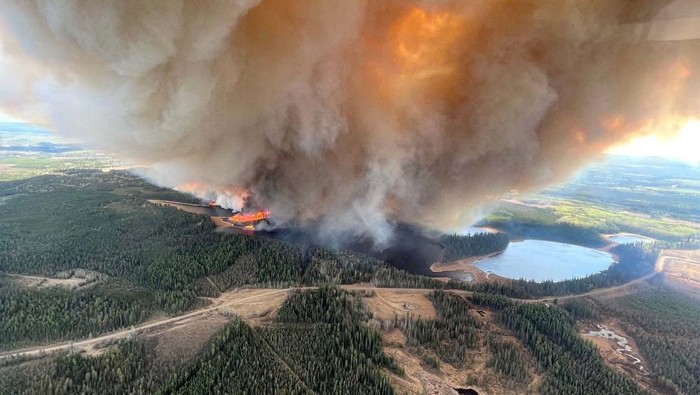 A smoke column rises from wildfire WCU001 near Wildwood, Alberta, Canada May 5, 2023. Alberta Wildfire/Handout via REUTERS   THIS IMAGE HAS BEEN SUPPLIED BY A THIRD PARTY.