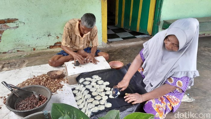 Proses pembuatan emping melinjo di Bengkulu. (Hery Supandi/detikSumut)