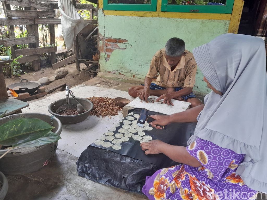 Proses pembuatan emping melinjo di Bengkulu. (Hery Supandi/detikSumut)