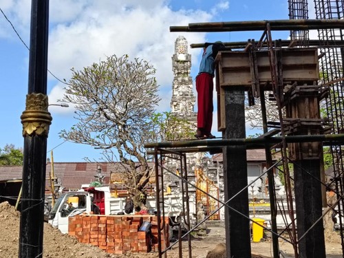 Petugas tengah melakukan renovasi pada beberapa area Pura Agung Jagatnatha Denpasar, Minggu (7/5/2023). (Ni Made Lastri Karsiani Putri-detikBali)