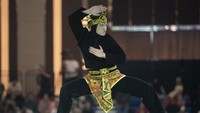 Pesilat putri Indonesia Puspa Arum Sari beraksi dalam final nomor seni tunggal putri saat SEA Games 2023 di Chroy Changvar International Convention & Exhibition Center, Phnom Penh, Kamboja, Minggu (7/5/2023).