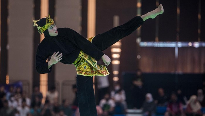 Pesilat putri Indonesia Puspa Arum Sari beraksi dalam final nomor seni tunggal putri saat SEA Games 2023 di Chroy Changvar International Convention & Exhibition Center, Phnom Penh, Kamboja, Minggu (7/5/2023). Puspa Arum Sari meraih medali emas dalam nomor pertandingan tersebut dengan perolehan skor 9.970. ANTARA FOTO/M Agung Rajasa/YU *** Local Caption ***