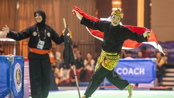 Pesilat putri Indonesia Puspa Arum Sari beraksi dalam final nomor seni tunggal putri saat SEA Games 2023 di Chroy Changvar International Convention & Exhibition Center, Phnom Penh, Kamboja, Minggu (7/5/2023). Puspa Arum Sari meraih medali emas dalam nomor pertandingan tersebut dengan perolehan skor 9.970. ANTARA FOTO/M Agung Rajasa/YU *** Local Caption ***
