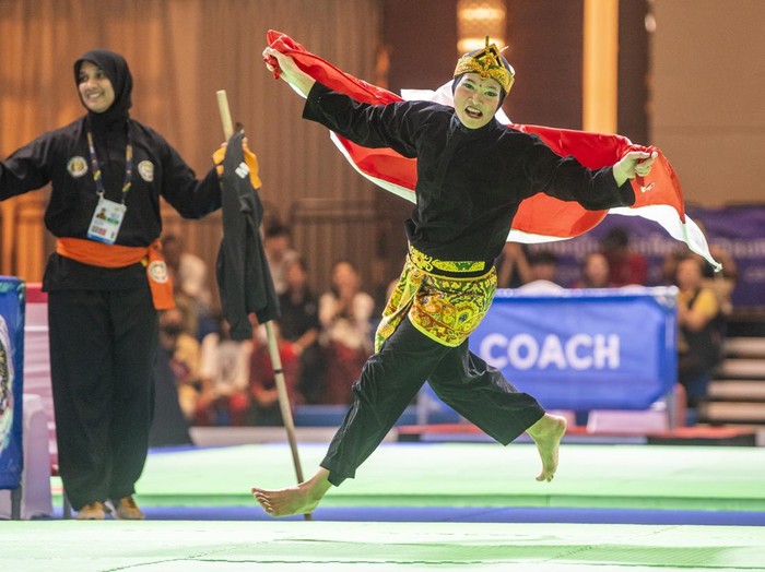 Pesilat putri Indonesia Puspa Arum Sari beraksi dalam final nomor seni tunggal putri saat SEA Games 2023 di Chroy Changvar International Convention & Exhibition Center, Phnom Penh, Kamboja, Minggu (7/5/2023). Puspa Arum Sari meraih medali emas dalam nomor pertandingan tersebut dengan perolehan skor 9.970. ANTARA FOTO/M Agung Rajasa/YU *** Local Caption ***