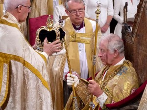 Gegap Gempita dan Protes saat Penobatan Raja Charles III