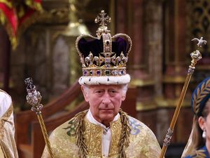 Detail di Foto-foto Terbaru Raja Charles III dan Ratu Camilla Usai Penobatan