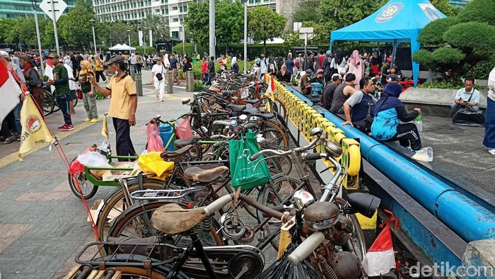 Ramai komunitas ontel berkumpul dan memakirkan puluhan sepeda ontel untuk melakukan halalbihalal di kawasan Bundaran HI. Jakarta Pusat, Minggu (7/5/2023). (Adrial/detikcom)