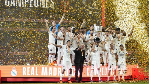 Real Madrid team players and head coach Carlo Ancelotti celebrate with the trophy after Madrid defeated Osasuna 2-1 in the Copa del Rey soccer final at La Cartuja stadium in Seville, Spain, Saturday, May 6, 2023. (AP Photo/Jose Breton)
