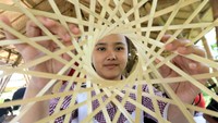 Pelatihan tersebut selain untuk mencetak generasi perajin bambu juga untuk melestarikan tradisi membuat kerajinan lokal yang sekarang sudah tidak lagi banyak digeluti anak muda.
