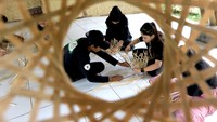 Sejumlah anak mengikuti pelatihan membuat kerajinan berbahan bambu di Rumah Bambu Sekolah Adat Kampung Batara, Banyuwangi, Jawa Timur, Minggu (7/5/2023).