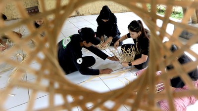 Momen Anak-anak Ikuti Pelatihan Kerajinan Berbahan Bambu