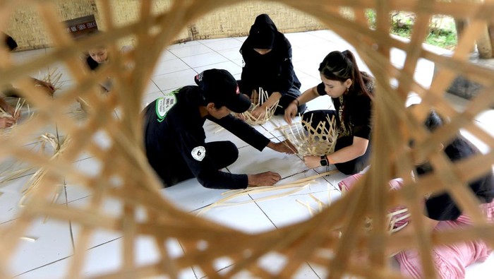 Regenerasi perajin bambu di Banyuwangi Seorang anak berlatih membuat kerajinan berbahan bambu di Rumah Bambu Sekolah Adat Kampung Batara, Banyuwangi, Jawa Timur, Minggu (7/5/2023). Pelatihan tersebut selain untuk mencetak generasi perajin bambu juga untuk melestarikan tradisi membuat kerajinan lokal yang sekarang sudah tidak lagi banyak digeluti anak muda. ANTARA FOTO/Budi Candra Setya/aww.