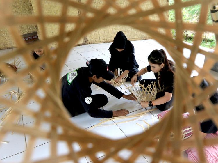 Momen Anak-anak Ikuti Pelatihan Kerajinan Berbahan Bambu