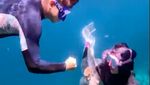 Aksi Ria Ricis Nyebur ke Laut Pakai Gamis