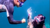 Aksi Ria Ricis menikmati alam bawah laut dengan adu suit bersama suaminya, Teuku Ryan. Foto: Instagram Ria Ricis