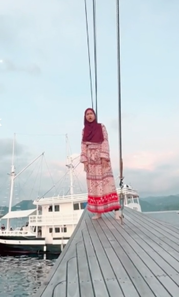 Ria Ricis Ria Ricis berenang menggunakan gamis.