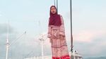 Aksi Ria Ricis Nyebur ke Laut Pakai Gamis