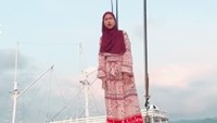 Ria Ricis bersiap menceburkan diri ke laut di Labuan Bajo. Foto: TikTok Ria Ricis
