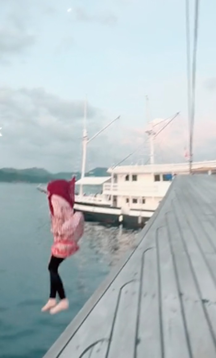 Ria Ricis Ria Ricis berenang menggunakan gamis.