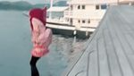 Aksi Ria Ricis Nyebur ke Laut Pakai Gamis