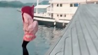 Ternyata gamis yang dikenakannya tidak dilepas sebelum terjun ke laut. Foto: TikTok Ria Ricis