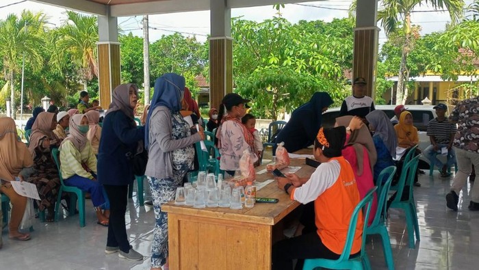 Ribuan Keluarga di Banyuwangi Terima Bansos Ayam & Telur