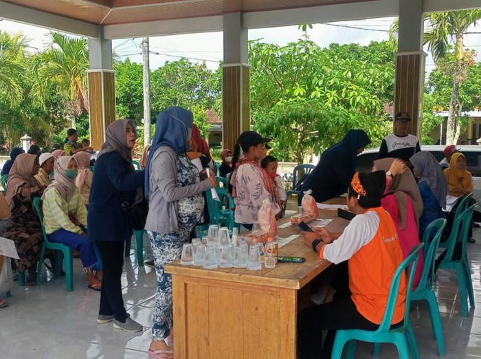Ribuan Keluarga di Banyuwangi Terima Bansos Ayam & Telur