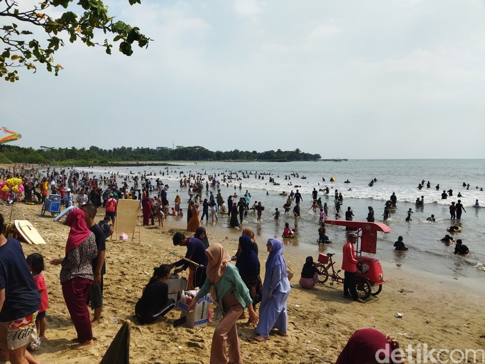 Ribuan wisatawan padati objek wisata Pantai Carita Pandeglang