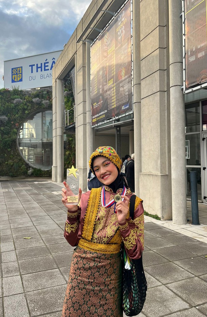 Keberhasilan Tim Tari Saman SMA Islam Al Azhar BSD berhasil meraih juara umum katagori Folklore di ajang Internatinal Competition Etoiles De Paris 2023.