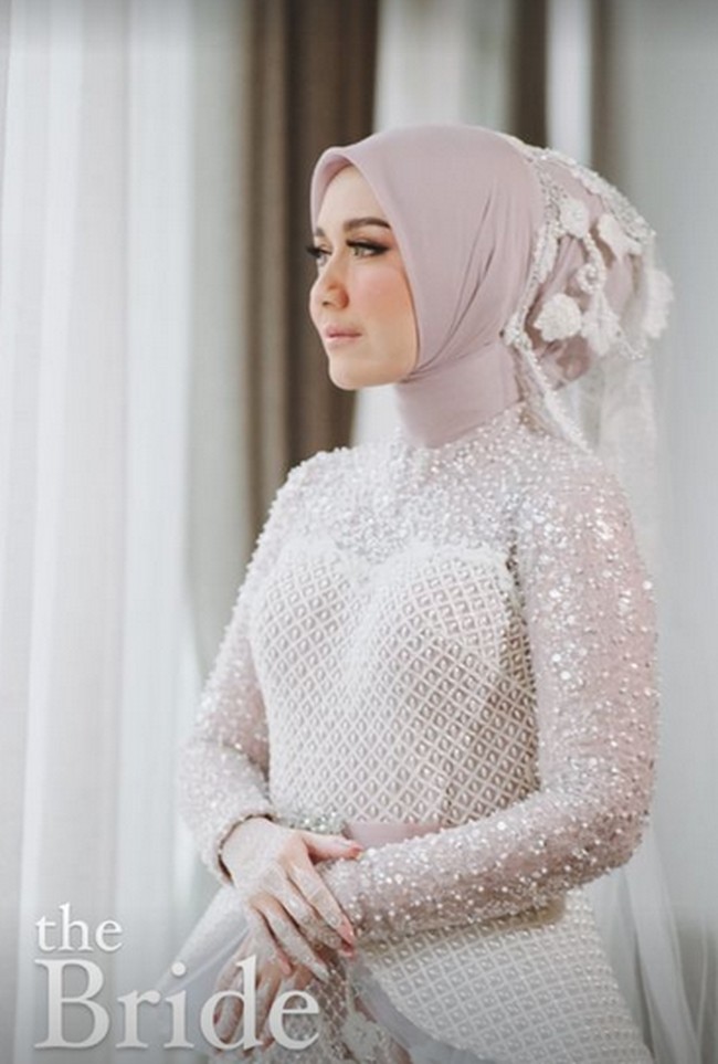 Inilah penampilan cantik Dine Mutiara saat dinikahi oleh Wakil Bupati Bandung itu. Dine tampil cantik debgan dress pink muda senada dengan hijabnya. Dine Mutiara sendiri adalah seorang CEO sukses pemilik rumah sakit AMC. Wanita 42 tahun itu juga seorang politisi. Foto: dok. Instagram