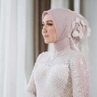 Inilah penampilan cantik Dine Mutiara saat dinikahi oleh Wakil Bupati Bandung itu. Dine tampil cantik debgan dress pink muda senada dengan hijabnya. Dine Mutiara sendiri adalah seorang CEO sukses pemilik rumah sakit AMC. Wanita 42 tahun itu juga seorang politisi. Foto: dok. Instagram