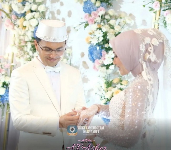 Kedua pasangan itu akhirnya berlabuh ke jenjang pernikahan. Bagi kedua belah pihak ini menjadi pernikahan kedua mereka. Foto: dok. Instagram