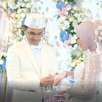 Kedua pasangan itu akhirnya berlabuh ke jenjang pernikahan. Bagi kedua belah pihak ini menjadi pernikahan kedua mereka. Foto: dok. Instagram