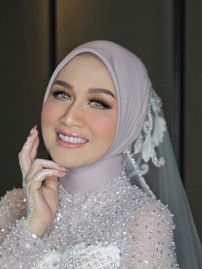 Dine Mutiara tampil mempesona dan manglingi dengan riasan bernuansa pink. Vivi Thalib ditunjuk sebagai makeup artis Dine Mutiara di hari pernikahannya. Foto: dok. Instagram