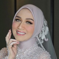 Dine Mutiara tampil mempesona dan manglingi dengan riasan bernuansa pink. Vivi Thalib ditunjuk sebagai makeup artis Dine Mutiara di hari pernikahannya. Foto: dok. Instagram