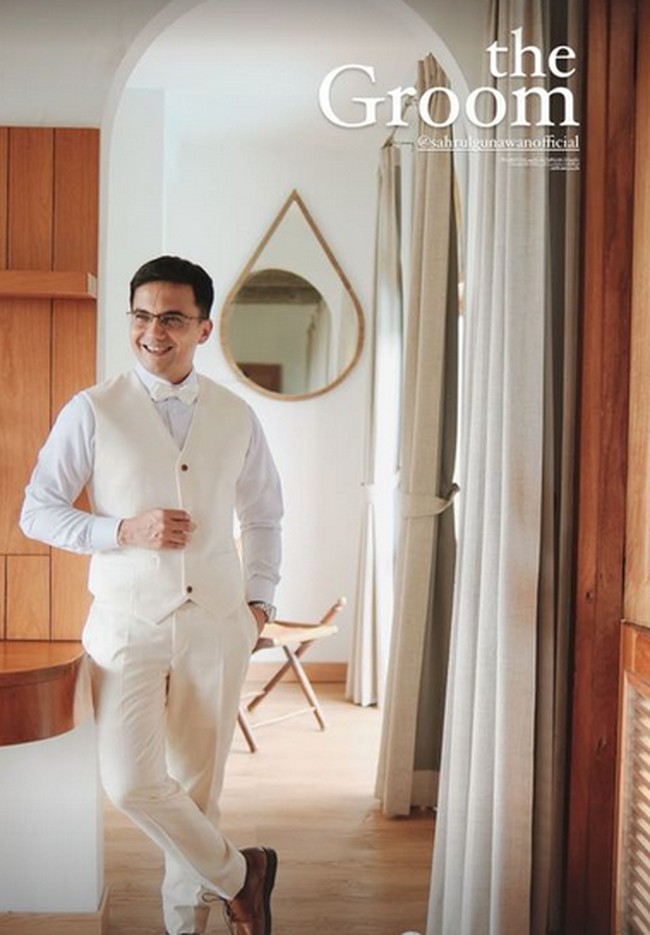 Sahrul Gunawan tampil dengan setelan serba putih di hari bahagianya. Mantan aktor dan politikus awet muda itu terlihat tampan di hari pernikahannya yang dihadiri oleh ketiga anaknya. Foto: dok. Instagram