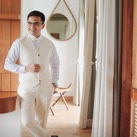 Sahrul Gunawan tampil dengan setelan serba putih di hari bahagianya. Mantan aktor dan politikus awet muda itu terlihat tampan di hari pernikahannya yang dihadiri oleh ketiga anaknya. Foto: dok. Instagram