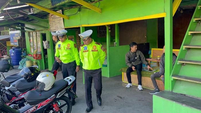 Sat Lantas Polres Subang saat melakukan pengecekan dan pengamanan di Jalur wisata Subang Selatan, Minggu (7/5/2023).