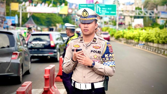 Satlantas Polres Bogor memberlakukan sistem satu arah atau one way di kawasan Puncak (dok. Istimewa).
