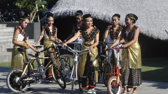 Sepeda Bambu Ini Jadi Cenderamata KTT ASEAN 2023 Beberapa remaja berpakaian khas Manggarai mendorong sepeda bambu di Labuan Bajo, Manggarai Barat, NTT, Sabtu (6/5/2023). Sepeda bambu tersebut rencananya dijadikan cenderamata bagi para kepala negara yang hadir pada KTT ASEAN ke-42 di Labuan Bajo. ANTARA FOTO/Zabur Karuru/aww.