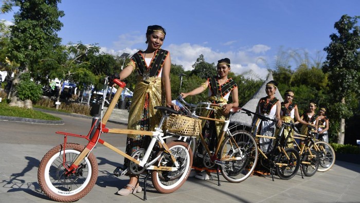 Sepeda Bambu Ini Jadi Cenderamata KTT ASEAN 2023 Beberapa remaja berpakaian khas Manggarai mendorong sepeda bambu di Labuan Bajo, Manggarai Barat, NTT, Sabtu (6/5/2023). Sepeda bambu tersebut rencananya dijadikan cenderamata bagi para kepala negara yang hadir pada KTT ASEAN ke-42 di Labuan Bajo. ANTARA FOTO/Zabur Karuru/aww.