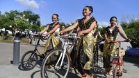 Beberapa remaja berpakaian khas Manggarai mendorong sepeda bambu di Labuan Bajo, Manggarai Barat, NTT, Sabtu (6/5/2023).